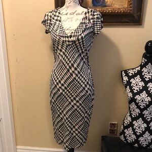 💜💚 Diane Von Furstenberg Silk houndstooth v-neck short sleeve deep v back dress